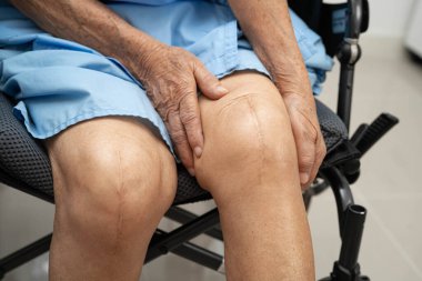 Hastanede dizinde yara izi olan Asyalı yaşlı bir hasta var..