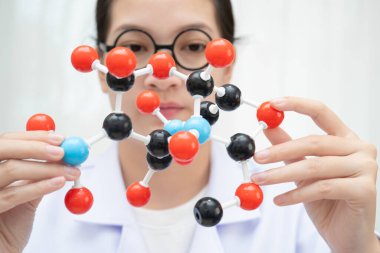 Periyodik tablo arka planında moleküller kimyasal.