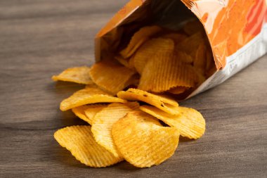 Patates cipsi, leziz BBQ baharatlı Crips, ince dilimlenmiş kızarmış abur cubur fast food.