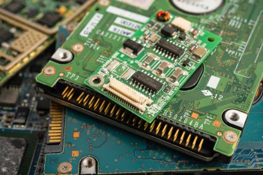 Not defteri, elektronik, bilgisayar donanımı ve teknolojisinin devre ana paneli onarılıyor ve güncelleniyor.