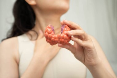 Hipertiroidizm, aşırı aktif tiroid, tiroid lenfoma, tiroid bezi insan anatomisi olan Asyalı kadın..