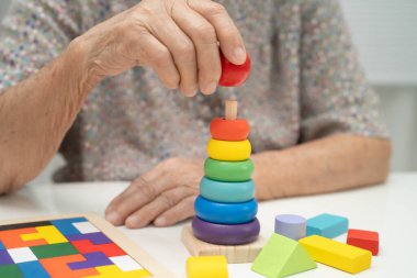 Asyalı yaşlı kadın oyun oynuyor.