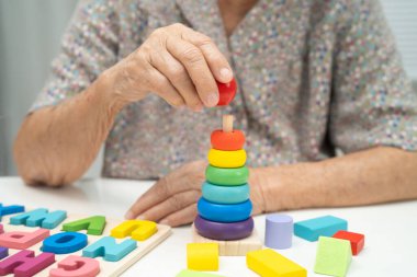 Asyalı yaşlı kadın oyun oynuyor.