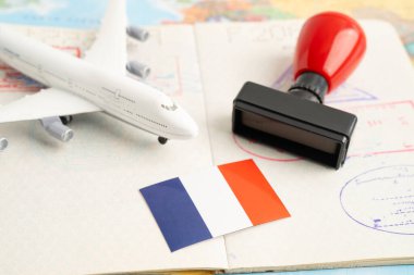 Turizm için onay damgalı Fransa pasaportu ülkedeki havaalanındaki göçmenlik bürosuna gidecek..