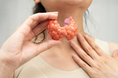 Hipertiroidizm, aşırı aktif tiroid, tiroid lenfoma, tiroid bezi insan anatomisi olan Asyalı kadın..
