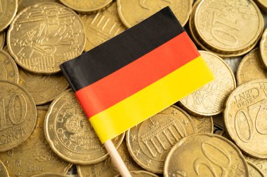 Almanya, finans bankacılığı işi için madeni para arka planında bayrak.