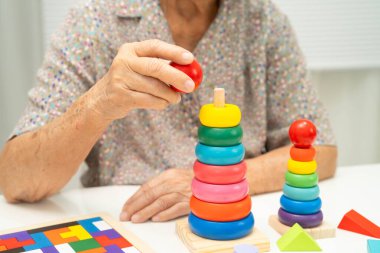 Asyalı yaşlı kadın oyun oynuyor.