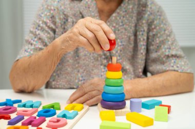 Asyalı yaşlı kadın oyun oynuyor.