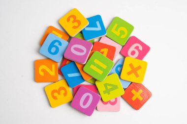 Matematik ve eğitim matematiğini öğrenmek için tahta blok küpleri.