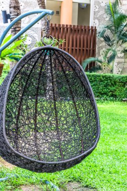 tezgah koltuk sandalye sepet tasarımı yeşil çim sahası üzerinde asılı