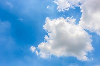 Açık mavi gökyüzü bulutlu bir arka plan duvar kağıdı olarak pastel duvar kağıdı gökyüzü