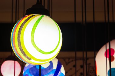 yakın renkli parlayan lamba topu asılı