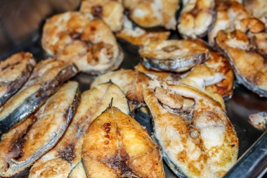 derin kızarmış dilim kral uskumru balık sosu ile