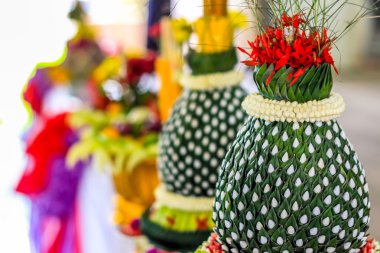 Tay tarzında tepsi Kaide çiçekli kapatın