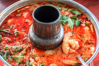 Üstten Görünüm baharatlı tom yum goong Tay tarzında güveç, baharatlı çorba, bir klasik baharatlı Limon otu ve karides çorbası tarifi Tayland