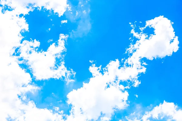 Heldere blauwe hemel als achtergrond, sky cloud muurdocument, zonnige dag, pastel hemel behang — Stockfoto