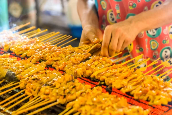 Gente satays de cerdo a la parrilla en el horno de cocina estilo tailandés — Foto de Stock