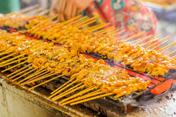 Ludzie z grilla wieprzowe sataje na piec piec tajskim stylu — Zdjęcie stockowe
