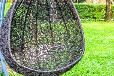 tezgah koltuk sandalye sepet tasarımı yeşil çim sahası üzerinde asılı