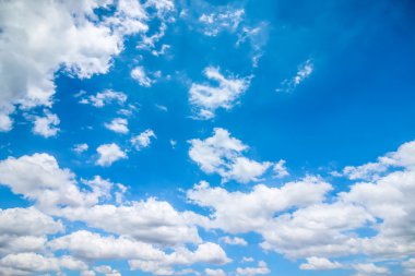 Açık mavi gökyüzü bulutlu bir arka plan duvar kağıdı olarak pastel duvar kağıdı gökyüzü