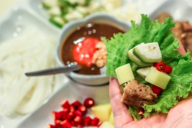 küme vadesi domuz vietnam sos daldırma ile birlikte insanlar el tarzında yapılmış nham
