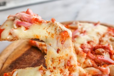 Sıcak pizza dilim peynir beyaz granit taş masada erime ile.