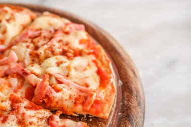 Sıcak pizza dilim peynir beyaz granit taş masada erime ile.