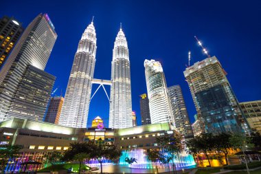 Kuala Lumpur, Malezya - 18 Temmuz 2016: Petronas ikiz kuleleri ile gece müzikal Çeşmede Kuala Lumpur, Malezya
