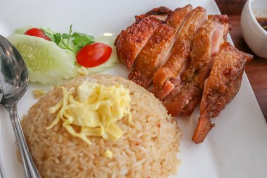 kızarmış pilav sarımsak ile ızgara tavuk teriyaki ve kaşık ve çatal beyaz taş granit üzerinde ahşap tepsi ile çorbası