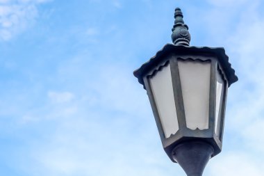 Açık mavi gökyüzü arka plan ile sokak lambası