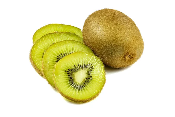 Kiwi fruit plakjes gesneden geïsoleerd op witte achtergrond — Stockfoto