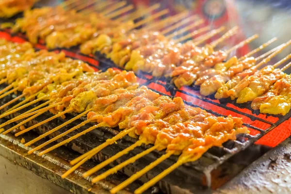 A tűzhely sütő thai stílusú grillezett sertés satays — Stock Fotó