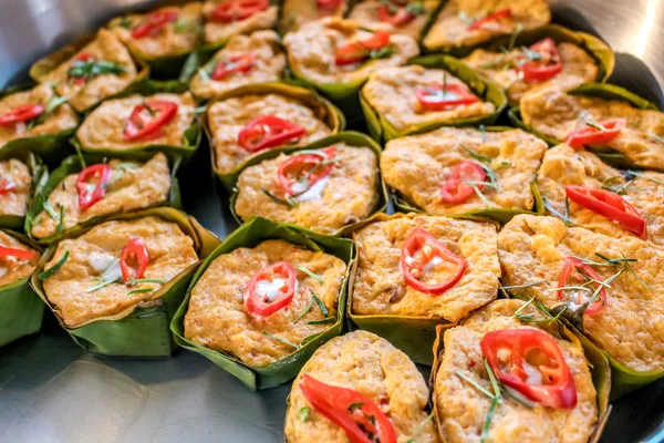 Tay curry balık muz yaprak bardak kırmızı biber ile dekore edilmiş (Hor Mok Pla buğulama)