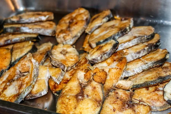 Жареная королевская скумбрия с рыбным соусом — стоковое фото