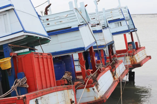 Tres barcos pesqueros locales atracan en el puerto —  Fotos de Stock