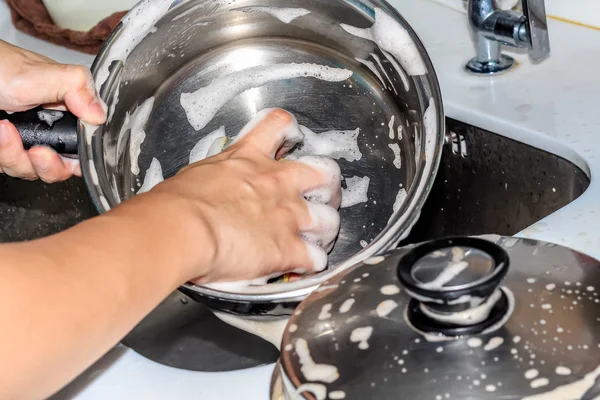 Primer plano lavando sartén olla en el fregadero — Foto de Stock