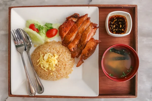 Set gebratener Reisknoblauch mit gegrilltem Hühnchen Teriyaki und Suppe mit Löffel und Gabel in der Holzschale auf dem weißen Stein Granit — Stockfoto