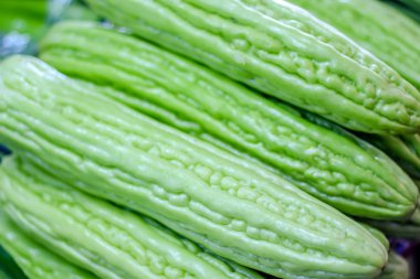 Yeşil acı kabak piyasasında satmak için birkaç