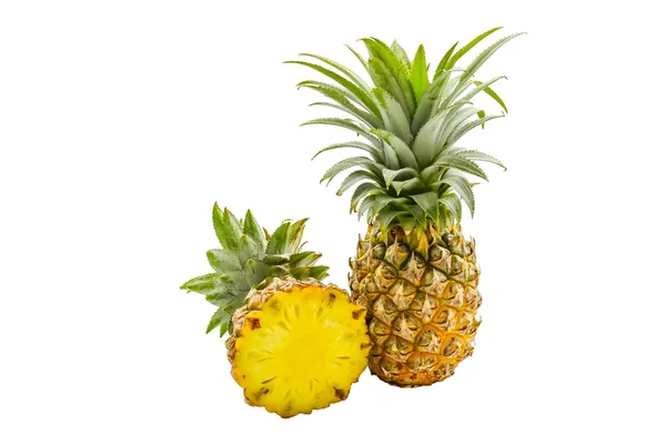 Isoliert von Ananasfrüchten auf weißem Hintergrund — Stockfoto