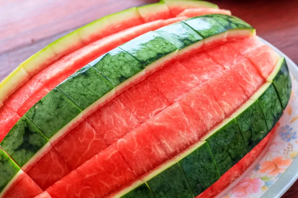 Stäng upp ovanifrån stil av skalade vattenmelon redo att äta. — Stockfoto