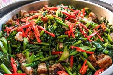 Üstten Görünüm stir fry Çince kale biber ve gevrek domuz kadar kapatın