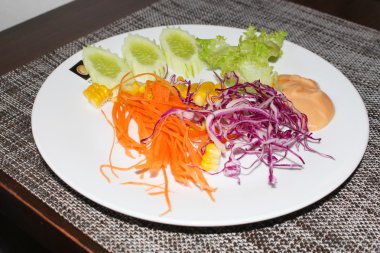 plaka sebze salatası ile bin ada sosu karıştırma.