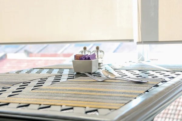 Matbord inredda med matplats matta gaffel och sked — Stockfoto