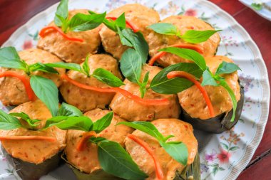 Üstten Görünüm Tay curry balık muz yaprak bardak fesleğen yaprağı ile dekore edilmiş (Hor Mok Pla buğulama)