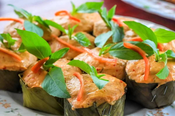 Thailändska ångad curry fisk i banana leaf koppar dekorerad med basilika blad, (Hor Mok Pla) — Stockfoto