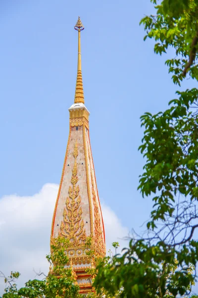 Estilo pagode tailandês com fundo azul céu — Fotografia de Stock