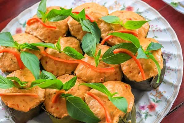 Üstten Görünüm Tay curry balık muz yaprak bardak fesleğen yaprağı ile dekore edilmiş (Hor Mok Pla buğulama)