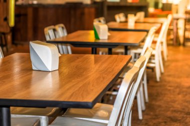 Yemek Masası, ahşap masa üstü ve beyaz otel restoranında sandalye süslemeleri ile ılık ışık