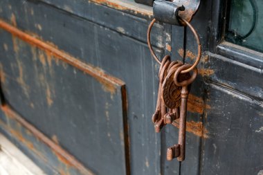 rustik bir kapı üzerinde bazı eski ve paslı anahtar zinciri