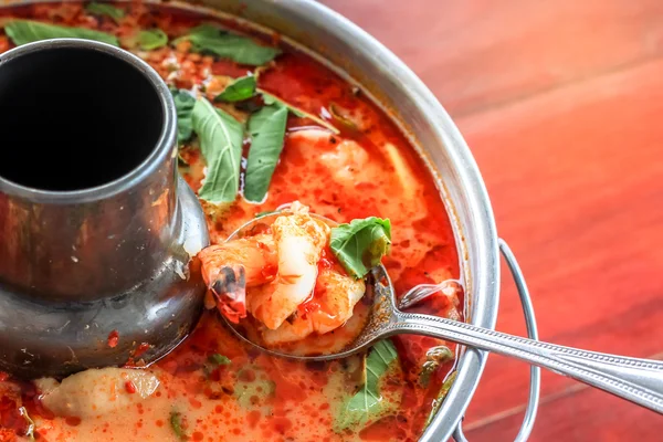 Üstten Görünüm baharatlı tom yum goong Tay tarzında güveç, baharatlı çorba, bir klasik baharatlı Limon otu ve karides çorbası tarifi Tayland